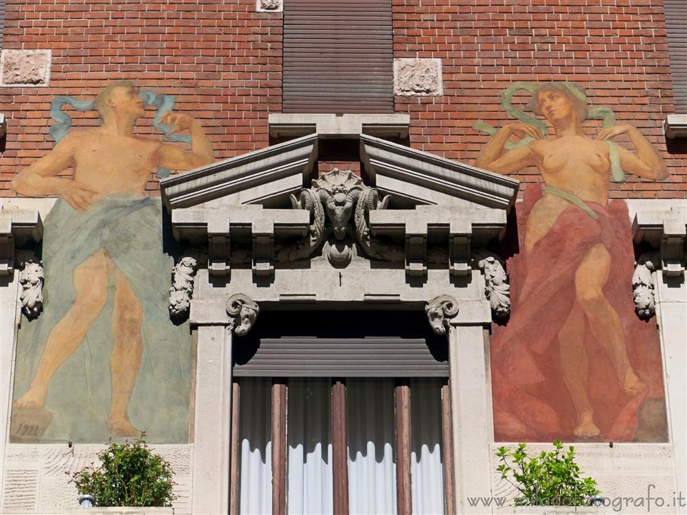 Milano - Le due figure sulla facciata della seconda Casa Berri Meregalli